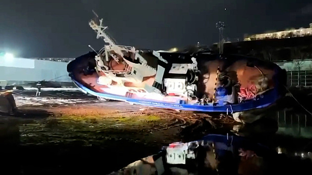 VIDEO: Loď ruské pobřežní stráže se převrátila na zem i s posádkou