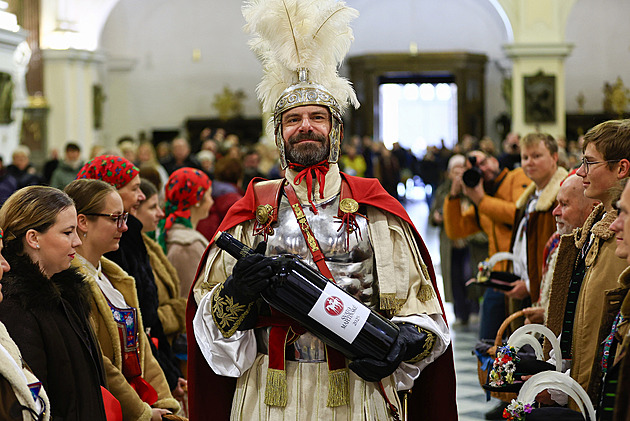 OBRAZEM: Požehnání, průvod i přípitek. Svatý Martin přivezl v Brně sváteční víno