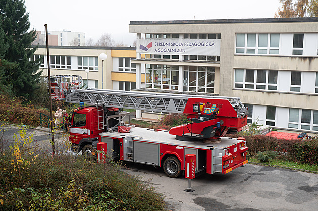 Škoda po požáru střechy školy půjde do desítek milionů, odhadl vyšetřovatel