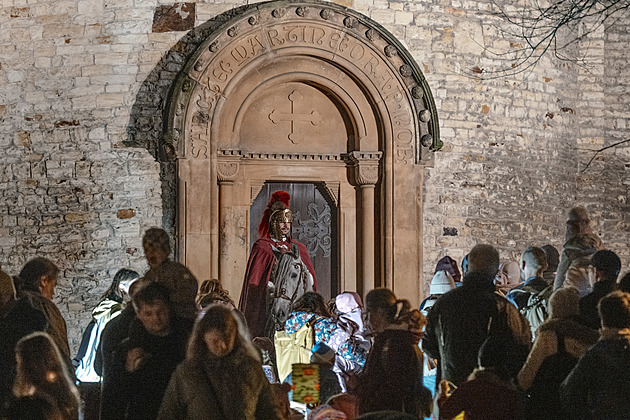 OBRAZEM: Průvod plný lampionů, ale žádný sníh. Svatý Martin vyrazil na Vyšehrad