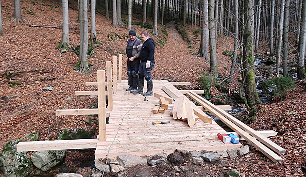 Rozlomený mostek u vodopádu v Krkonoších už nebrzdí turisty, nový má zábradlí