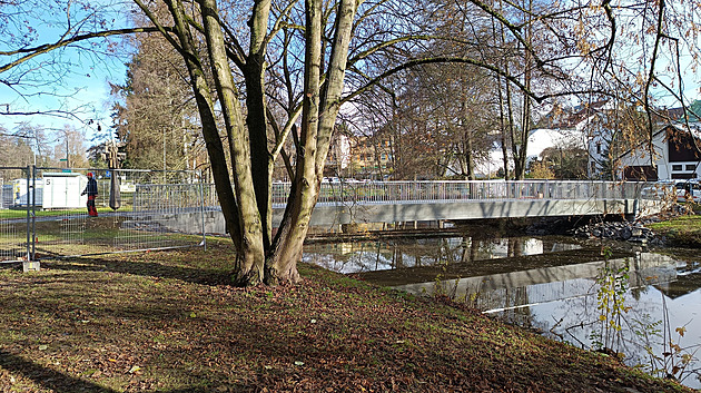 Na nový most se mohou lidé jen dívat. Otevřít se nemůže, příliš se chvěje