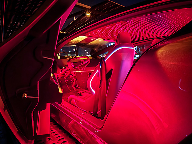 Prozkoumali jsme sci-fi auto z pražského natáčení. Postavili ho v Česku