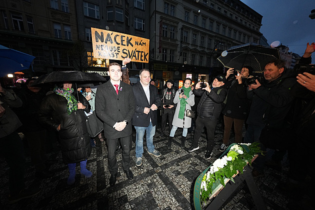 Na Národní třídu přicházejí první politici, Vondráčka z SPD vypískali