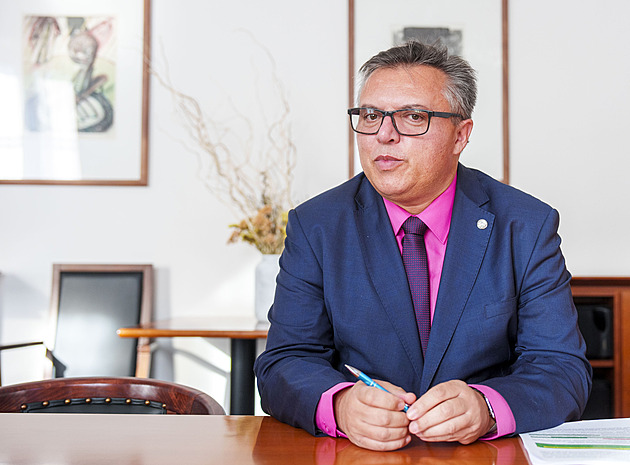 Pavel by měl být demokrat vždy, říká místopředseda Sněmovny Motorista Barták