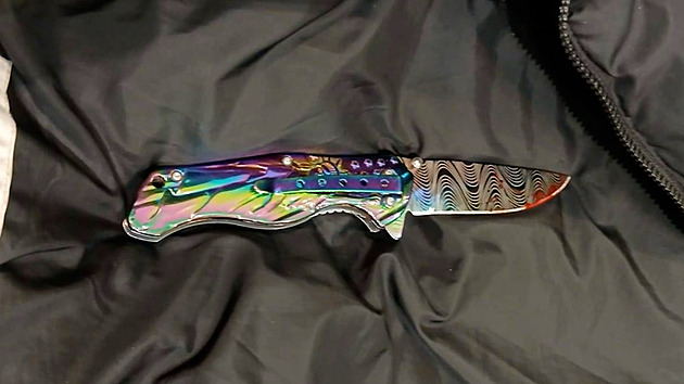 Sedmnáctiletá dívka pobodala v metru muže. Strčil do kamarádky, vysvětlovala