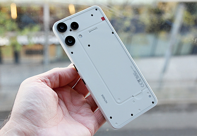 Smysl tohoto modelu nám uniká. Stejný telefon jsme už viděli