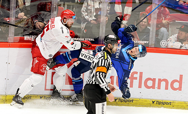 ONLINE: Třinec se v derby ujal vedení, Plzeň čelí Litvínovu. Do Pardubic míří Vary