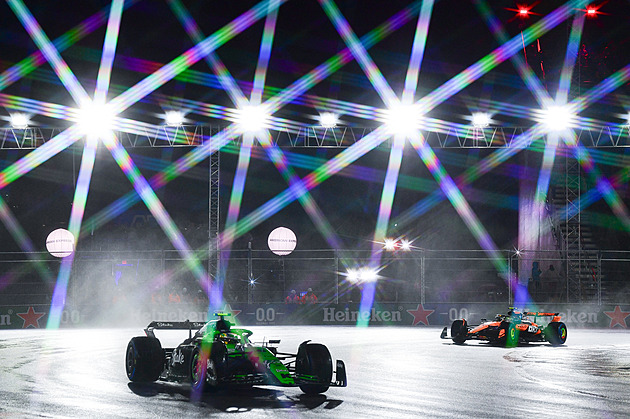 F1 ONLINE: V Las Vegas vede Verstappen, zastávky v boxech soupeřům nepomohly