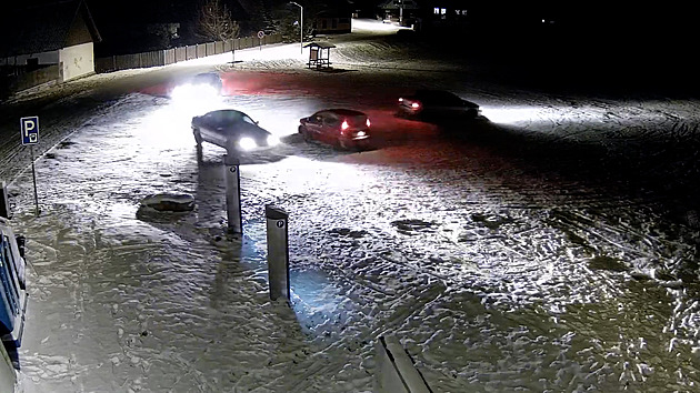 Napadl první sníh a driftaři znovu řádí na Šumavě. Smyky zachytila kamera