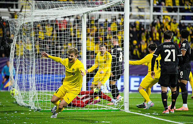 ONLINE: Leverkusen vede na City, Chelsea poráží oslabenou Barcelonu. Juventus tápe