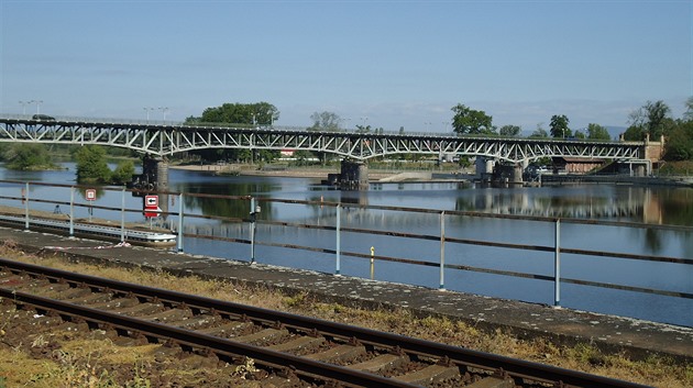V Roudnici vlak opět strhl trakční vedení. Provoz na trati stojí, obnoví se večer