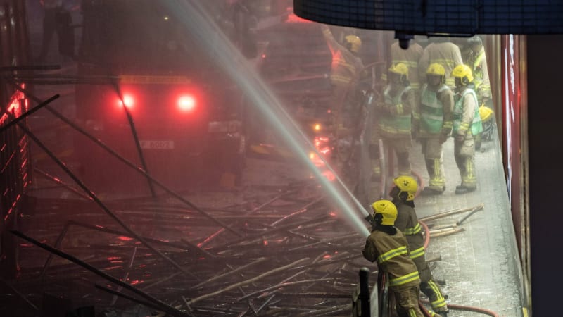 Masivní požár bytového komplexu v Hongkongu: Na místě jsou těžce popálení, lidé nemohou ven