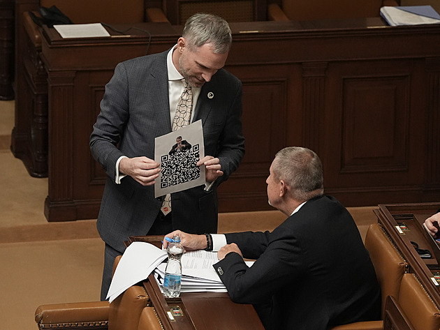 Hřib se snažil Babišovi dát QR kód, aby vrátil miliardy. Babiš ho odhodil