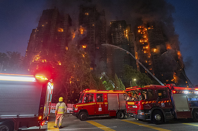 Inferno v obytném komplexu v Hongkongu. Lidé zůstali uvězněni, úřady hlásí mrtvé