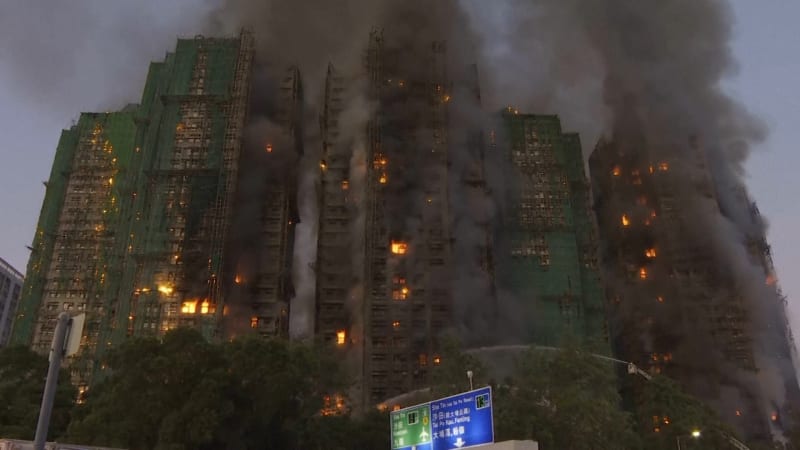 Masivní požár bytového komplexu v Hongkongu: Zemřelo nejméně 36 lidí, stovky se pohřešují
