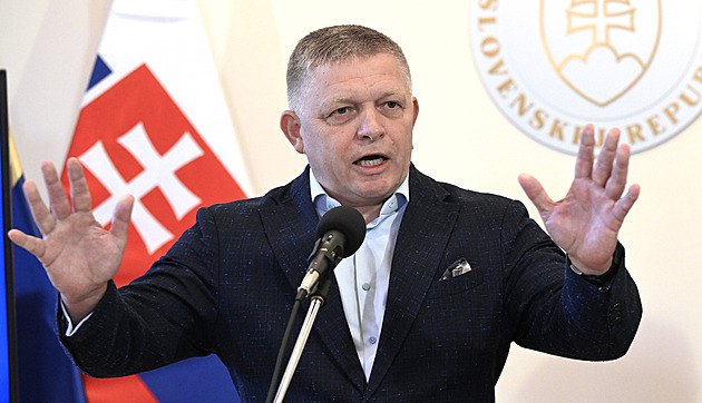 „Asi dostal peníze na marihuanu.“ Fico napadl autora hanlivého nápisu křídou