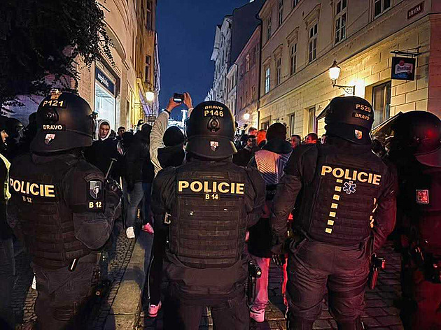 Fanoušci Freiburgu v Plzni řádili ještě před zápasem, taky posprejovali kašnu