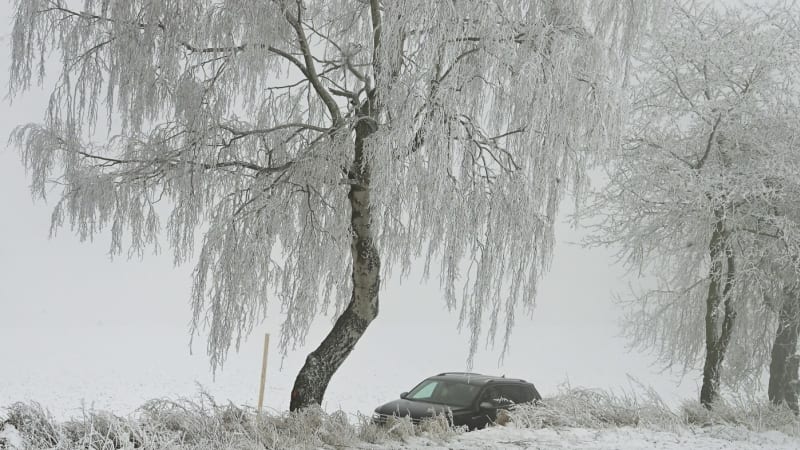 VÝSTRAHA před ledovkou platí pro celé Česko. Víkend přinese oblačnost a mrznoucí déšť