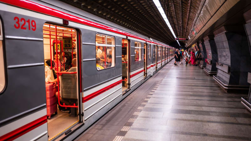 Metro na Andělu srazilo ženu. Mezi Novými Butovicemi a Florencí soupravy stojí