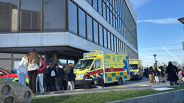 V tlačenici na veletrh škol kolabovaly děti. Ochranka u vstupu zabavila nože i petardy