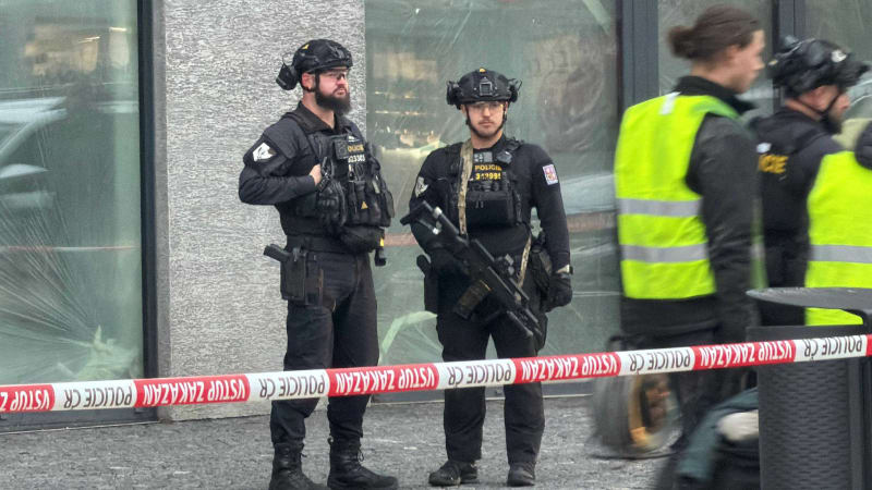 Muž v Praze hrozil sebevraždou. Přes dvě hodiny zasahovali vyjednavač i zásahová jednotka