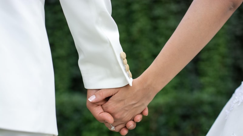 Záběry výbuchu na indické svatbě. Pár utrpěl popáleniny, za vše mohly balónky