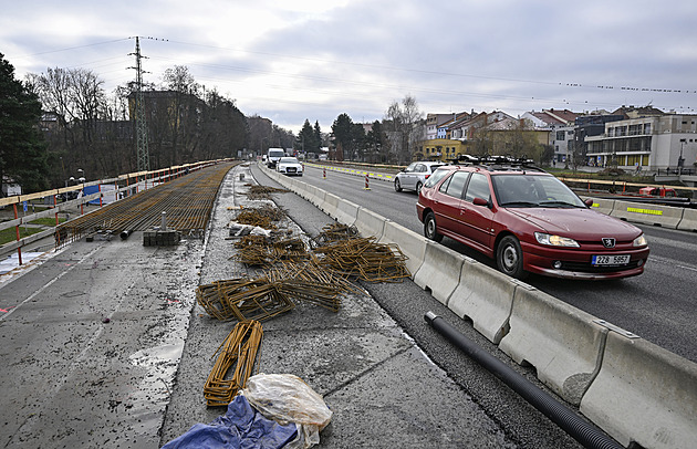 Na most ve Valašském Meziříčí už vyjela auta, chodci si ještě musí počkat
