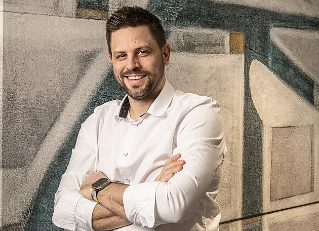 Mladí o penzijko moc nestojí. Příspěvek státu by se měl zvyšovat častěji, míní odborník