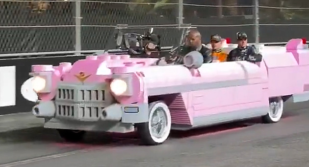 Autozápisník: Bentley uctilo české letce, kladnillac a svatomartinský mercedes