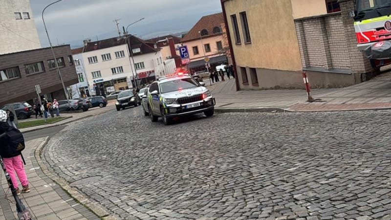 Hrozí výbuch ve škole v Uherském Brodě: Probíhá velká evakuace, nebezpečná látka je v kabinetu