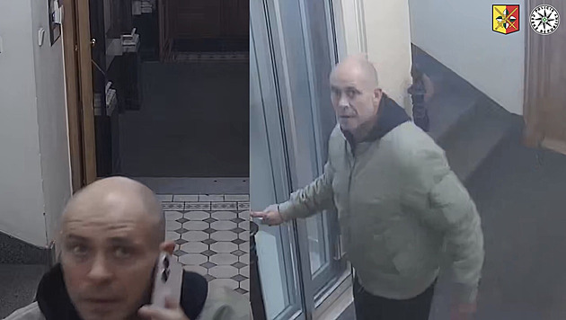 Policie hledá zloděje peněz a luxusních bot, po činu se podíval do kamery