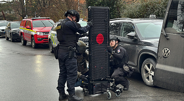 Zabarikádovaný muž v malešickém bytě, hrozí zapálením domu. Policie uzavřela okolí