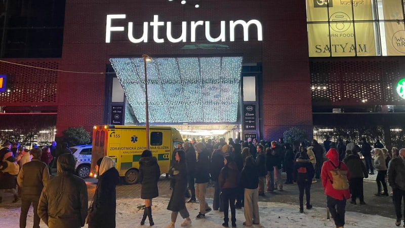 Krvavý souboj v hradeckém obchodním domě: Chtěl mě zabít, hájí se útočník. Skončil ve vazbě