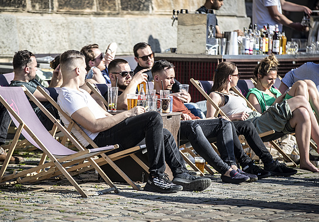 Nedělních 12 stupňů je jen začátek. Mapa teplot ukazuje, kam až příští týden dosáhnou