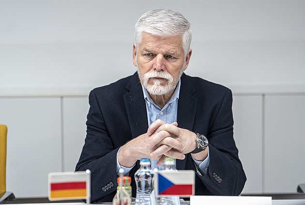 Prezident Pavel odjel na soukromou cestu do zahraničí. Do úřadu se vrátí v pondělí