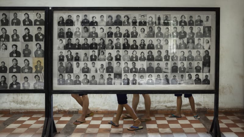 Genocida jako turistické lákadlo: Místa masových poprav v Kambodži navštěvují statisíce lidí
