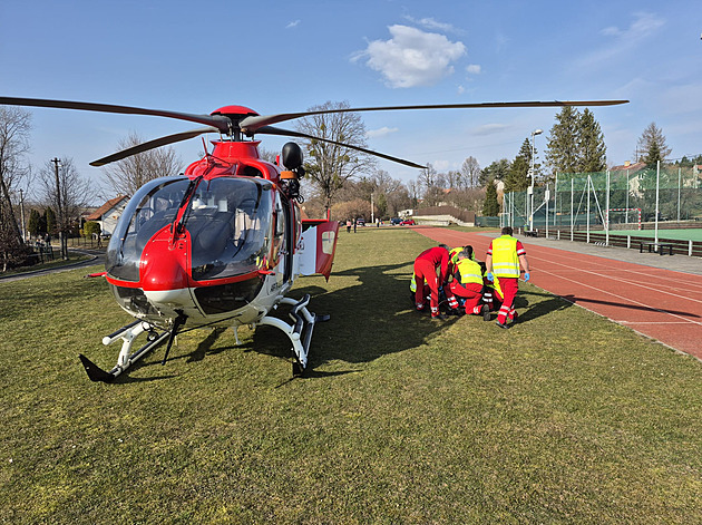 Školák vběhl přímo pod auto, patrně se nerozhlédl. Má poraněnou hlavu