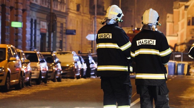 Při požáru bytovky v Plzni zemřela žena, dva policisté se nadýchali kouře