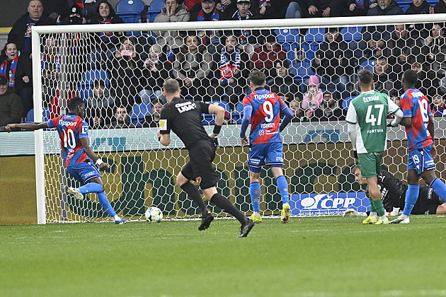 Do hry musel Touré neplánovaně, nakonec zářil. Tohle mu hodně pomůže, mínil Hyský