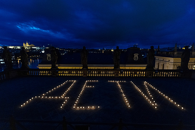 Nápis ze svíček na Národním divadle v Praze připomněl tragédii v Mariupolu
