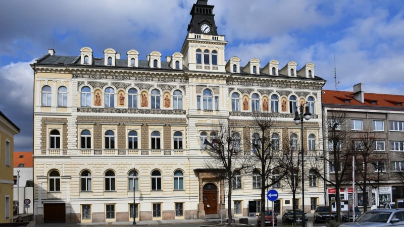 Hrůzný incident na úřadu v Lounech: Muž úřednici vyhrožoval politím kyselinou