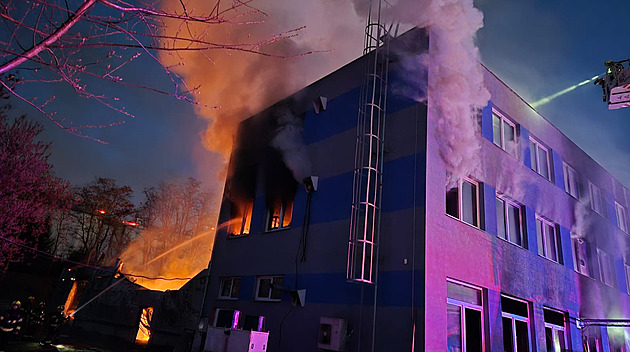 VIDEO: Skupina žhářů zveřejnila záběry ze zapálení průmyslové haly v Pardubicích