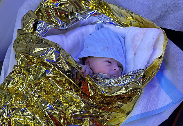 Prostě nechtěl čekat na sanitku. Malý Tobík se narodil doma, pomáhal tatínek
