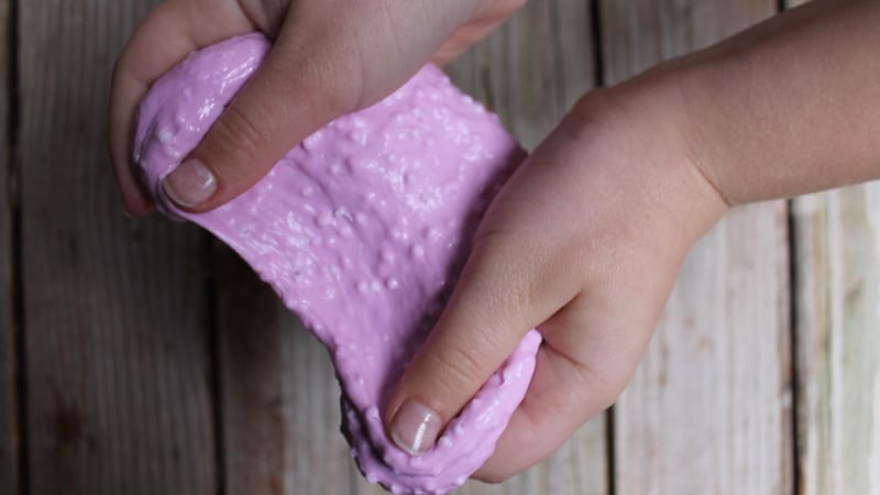 Jedovaté slizy z internetu: Většina obsahuje nebezpečnou látku. Dětem může ublížit