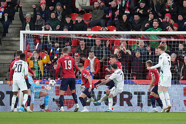 ONLINE: Česko - Irsko 1:2, po vlastním gólu Kováře snížení z penalty, jásá Schick