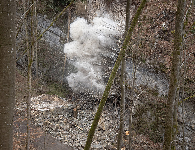 Odstřel nebezpečné skály v Moravském krasu, 20 tun vápence se rozletělo na kusy