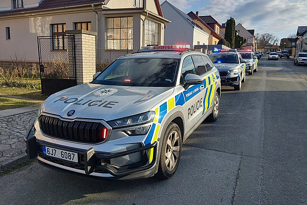 Manévry u školy v Humpolci. Policie byla ve střehu, hledala muže se zbraní