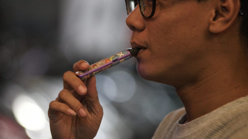 Jako by vás poslali do pekla, popsal mladík vapování „zombie“ náplní. Látka má první oběti