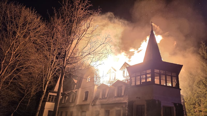 Požár patrového domu na Semilsku: S plameny bojovalo sedm jednotek hasičů